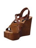 Elegante sandalia de mujer en cuero café, con hebilla ajustable en el tobillo para mejor ajuste y estilo clásico.