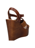 Sandalia de mujer en cuero café con plataforma alta y cuña robusta, ideal para un look casual y cómodo.