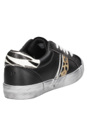 zapatilla negra Pollini de mujer, estilo urbano con taco plano de 3 cm en material sintético y cuero.