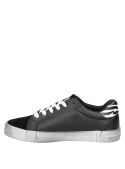 detalle del material sintético y cuero en zapatilla negra urbana Pollini para mujer.